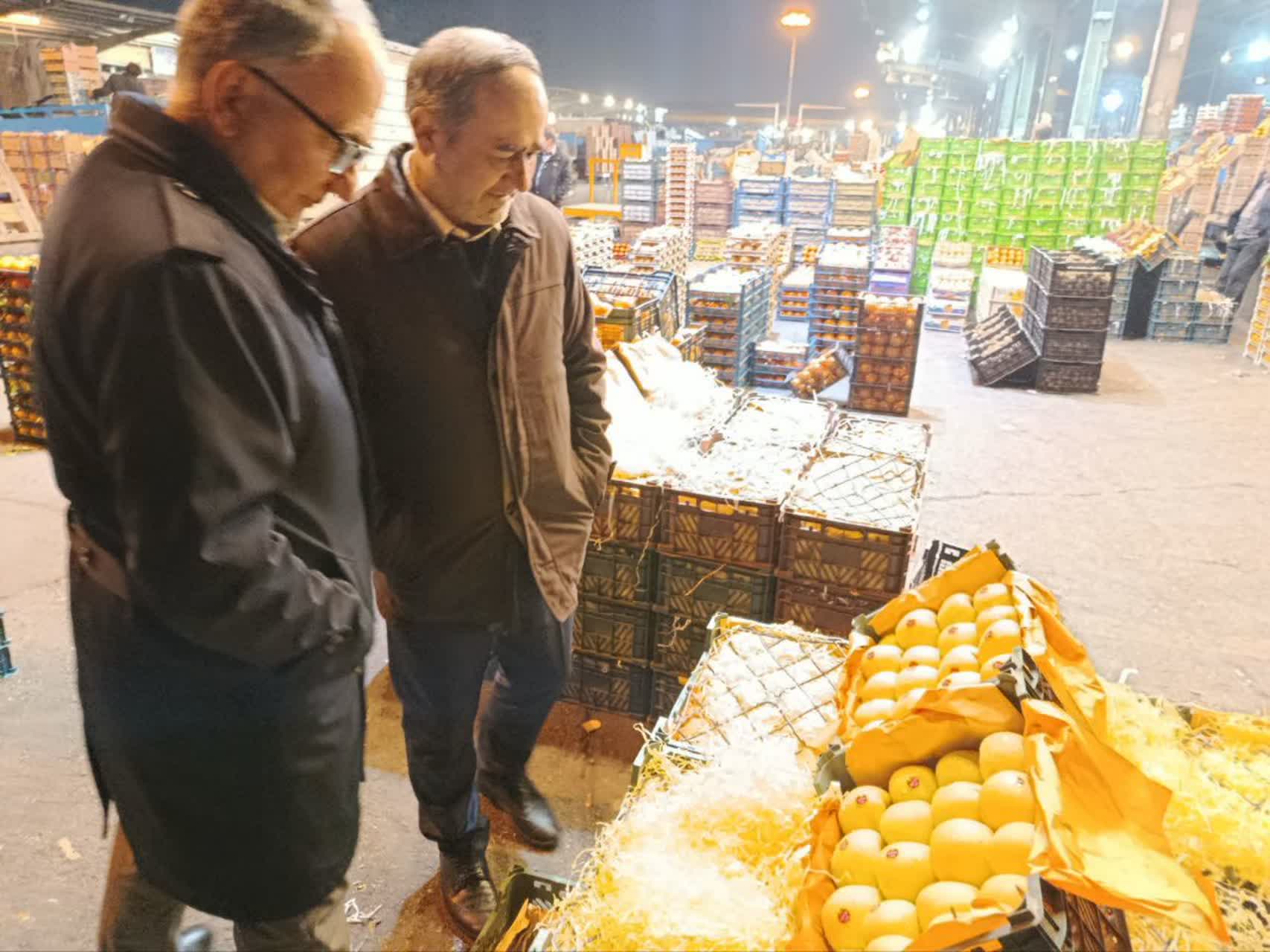 بازدید سرزده و شبانه مدیرعامل سازمان مرکزی تعاون روستایی از وضعیت میوه شب یلدا در میدان مرکزی میوه و تره‌بار تهر_0