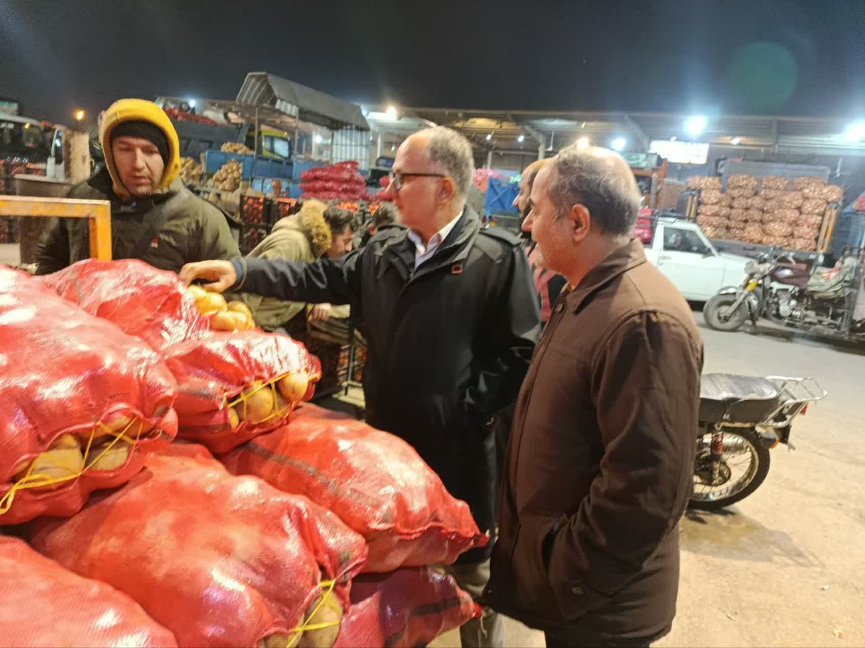 بازدید سرزده و شبانه مدیرعامل سازمان مرکزی تعاون روستایی از وضعیت میوه شب یلدا در میدان مرکزی میوه و تره‌بار تهر_0